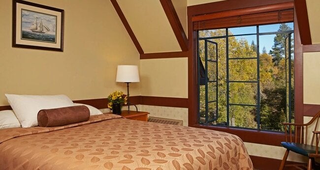 UCLA Lake Arrowhead Cedar Lodge bedroom