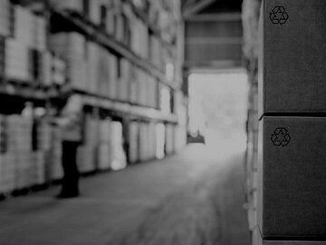 Warehouse with recyclable boxes
