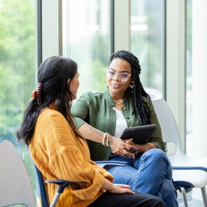 An advisor speaking one-on-one with a prospective student.